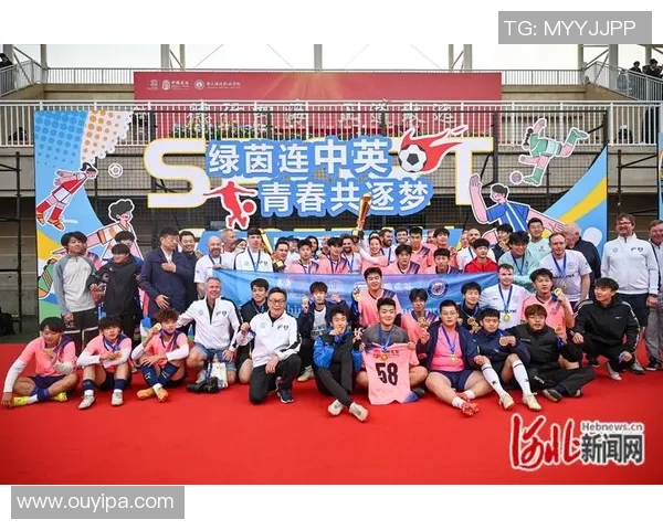 老球星再聚绿茵情谊深厚经典合影记录足球岁月风采