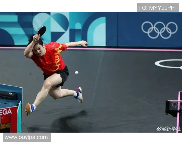 足球明星飞身救球瞬间展现顽强拼搏精神点燃赛场激情