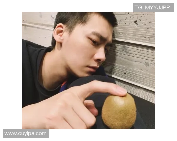 足球球星挑眉瞬间引发热议 向世界展示自信与个性魅力